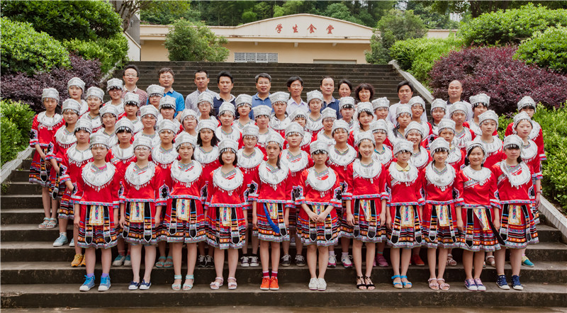 2015年6月1日，廣西師大出版社領(lǐng)導到資源二中看望女生班的同學(xué)們.jpg.jpg