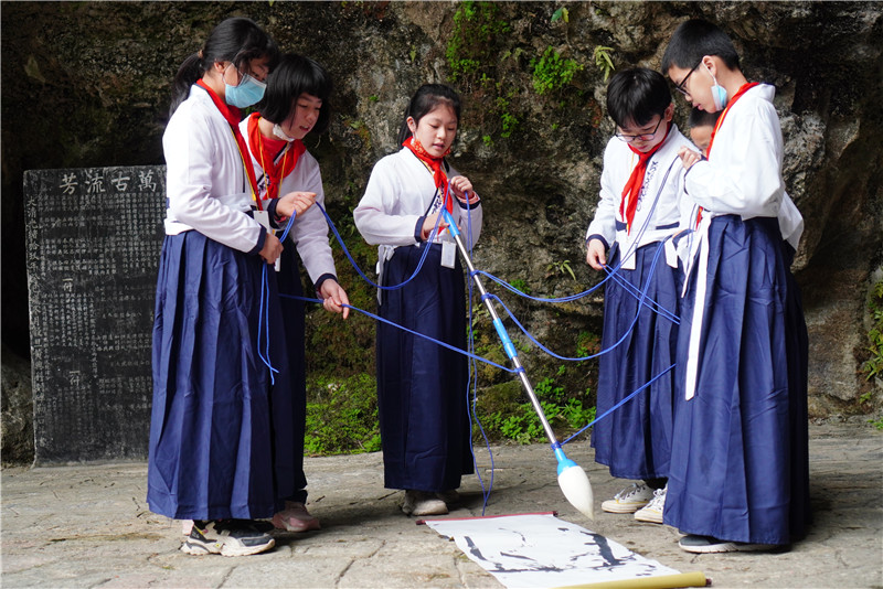 團隊協(xié)作，共同書(shū)寫(xiě)漢字.jpg