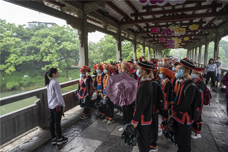 金秀“獨秀班”聽(tīng)陳光烈士事跡介紹（李顯楊攝）.jpg