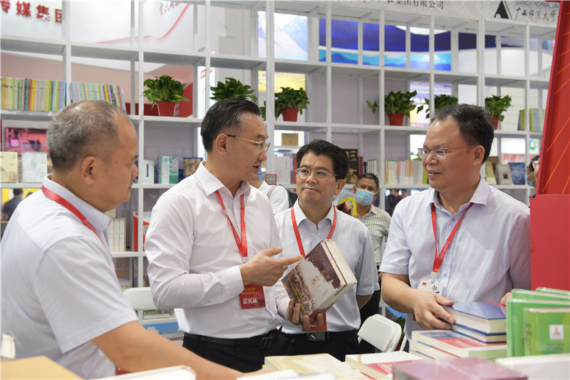 自治區黨委宣傳部常務(wù)副部長(cháng)、自治區新聞出版局（版權局）局長(cháng)王曉華到集團公司展位視察.jpg