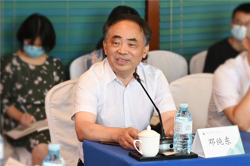 07 全國政協(xié)委員，中國政策科學(xué)研究會(huì )副院長(cháng)，中國社會(huì )科學(xué)院馬克思主義研究院原院長(cháng)、黨委書(shū)記鄧純東作主旨演講（李顯楊 攝）.jpg