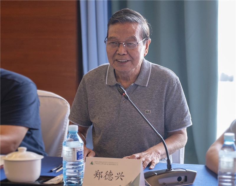 08 原中共中央文獻研究室副秘書(shū)長(cháng)、中央文獻出版社原社長(cháng)鄭德興作主旨演講（李顯楊 攝）.jpg
