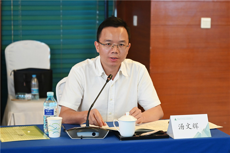 19 廣西師范大學(xué)出版社集團黨委副書(shū)記、總編輯湯文輝主持論壇（李顯楊 攝）.jpg