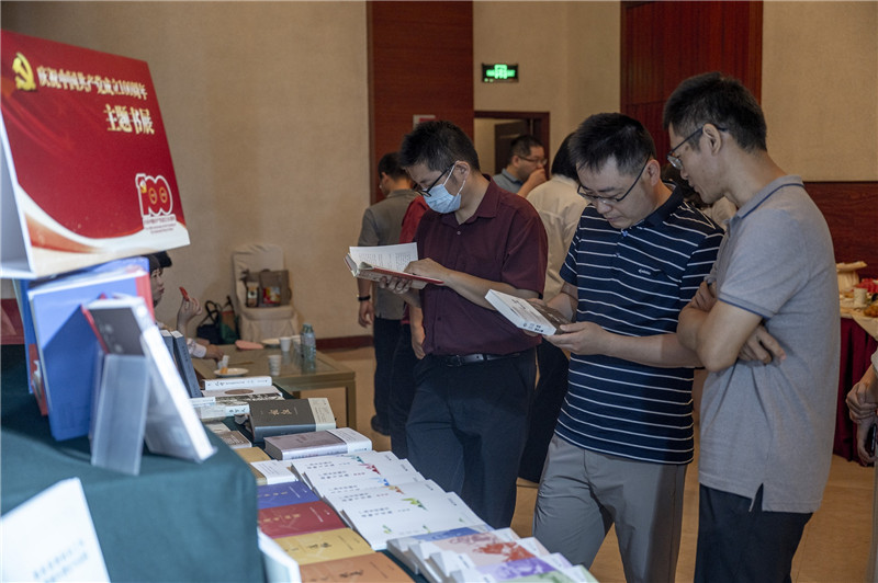 22 領(lǐng)導嘉賓參觀(guān)廣西師范大學(xué)出版社主題出版精品書(shū)展2（李顯楊 攝）.jpg