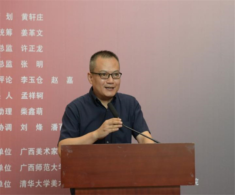 廣西師范大學(xué)出版社美術(shù)館館長(cháng)、美術(shù)分社總編輯張明主持開(kāi)幕式.jpg