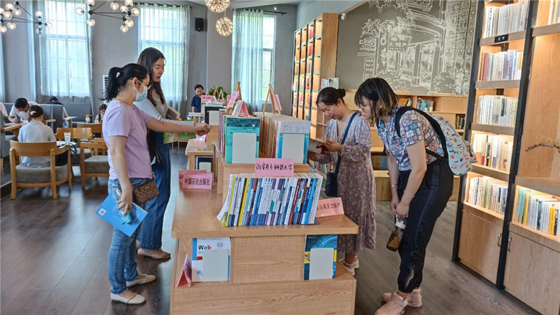 梧州學(xué)院教材巡展（獨秀書(shū)房公司供圖）.jpg