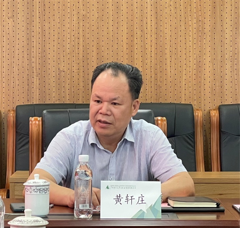 集團公司黨委書(shū)記、董事長(cháng)黃軒莊介紹集團公司情況 李天皓 攝.jpg