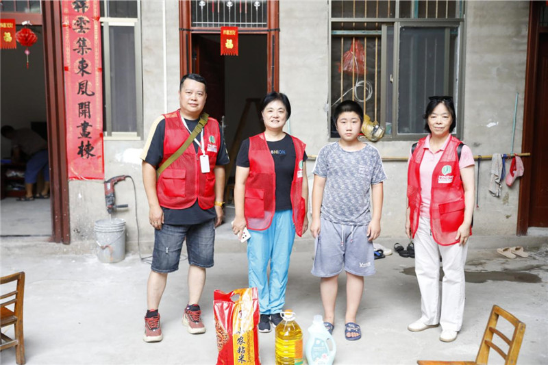志愿者們?yōu)槿霊?hù)家庭帶去愛(ài)心物資(1).jpg