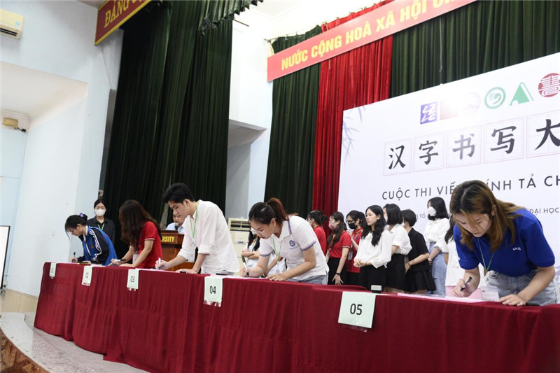 越南大中學(xué)生漢字書(shū)寫(xiě)大賽吸引了140名選手參與.jpg