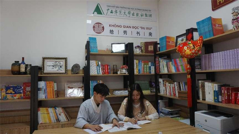 身著(zhù)漢服的學(xué)生在獨秀書(shū)房·越南河內大學(xué)孔院店內閱讀.jpg