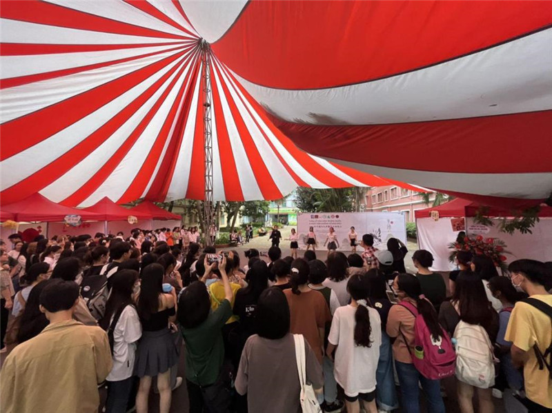 河內大學(xué)的同學(xué)們積極參與中國文化體驗活動(dòng).jpg