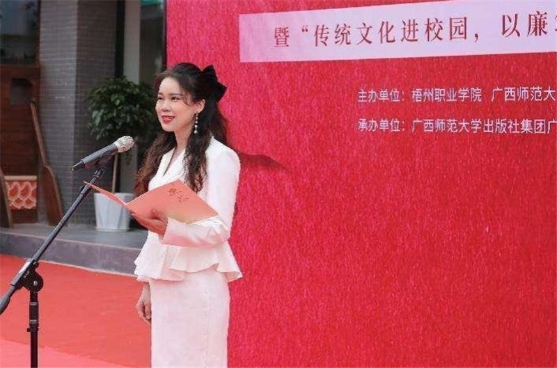 獨秀書(shū)房公司副總經(jīng)理陳詩(shī)藝對獨秀書(shū)房·梧職店的未來(lái)發(fā)展充滿(mǎn)期待.jpg
