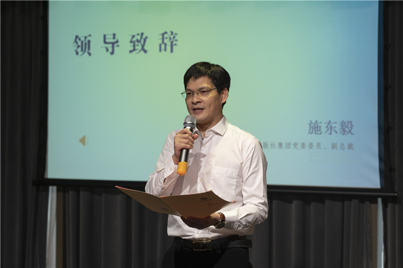 廣西師范大學(xué)出版社集團黨委委員、副總裁施東毅為與會(huì )來(lái)賓介紹廣西師大社在文化服務(wù)、閱讀推廣方面的成果（攝：李顯楊）.jpg