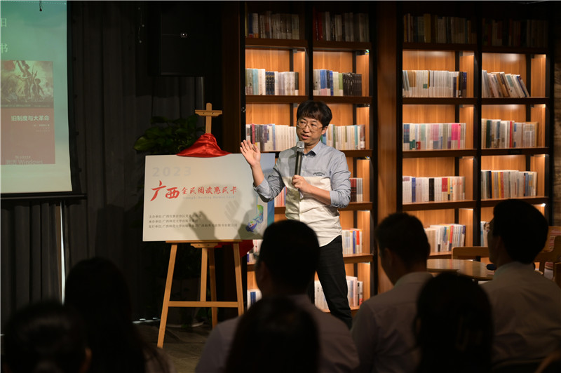 廣西師大出版社集團市場(chǎng)部主任陳子鋒介紹“閱讀一小時(shí)”活動(dòng)（攝：李顯楊）.jpg