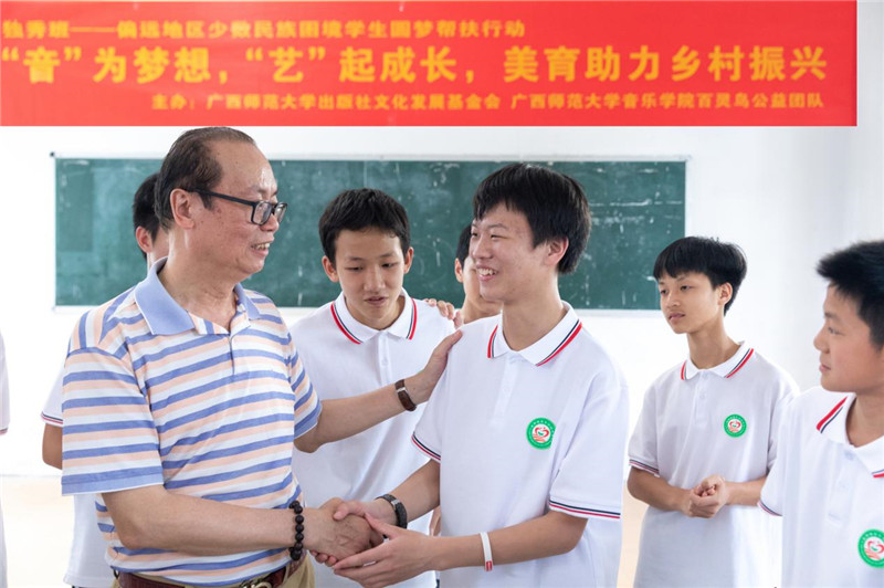 彭超教授鼓勵學(xué)生.jpg