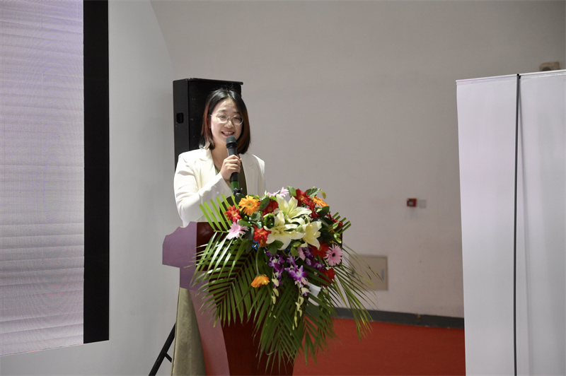 推薦會(huì )現場(chǎng)，張笑塵女士介紹藝術(shù)之橋空間情況.jpg