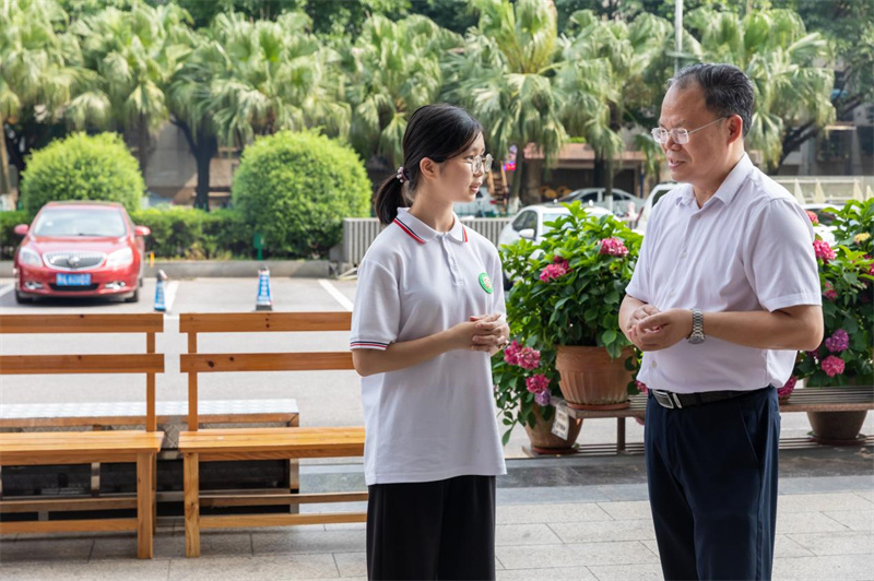 黃軒莊董事長(cháng)與結對子同學(xué)親切交談.jpg