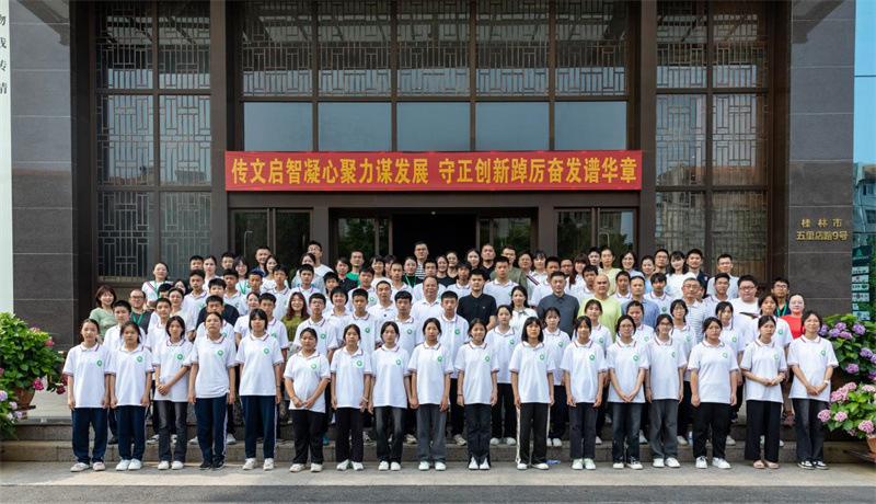 “獨秀班”同學(xué)與結對子員工代表合影.jpg
