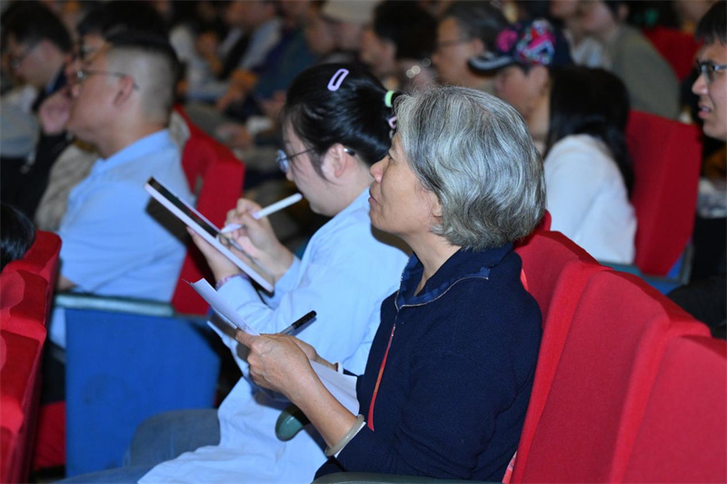 論壇現場(chǎng)，認真做筆記的讀者.jpg