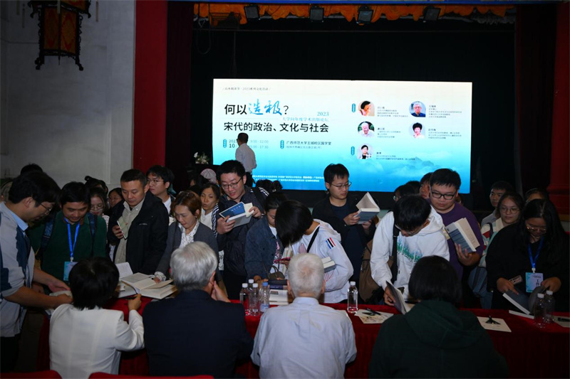 活動(dòng)結束，讀者紛紛排隊請嘉賓簽名留念.jpg