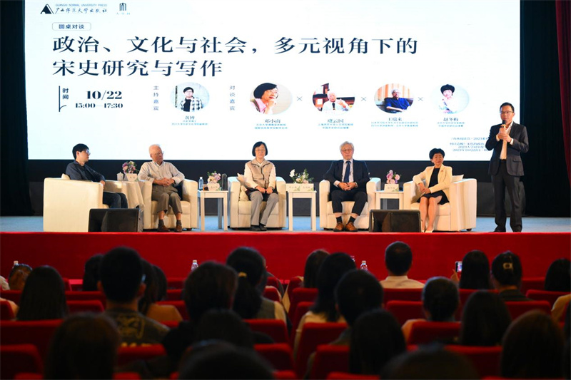 集團公司總編輯湯文輝為本次論壇作總結發(fā)言.jpg