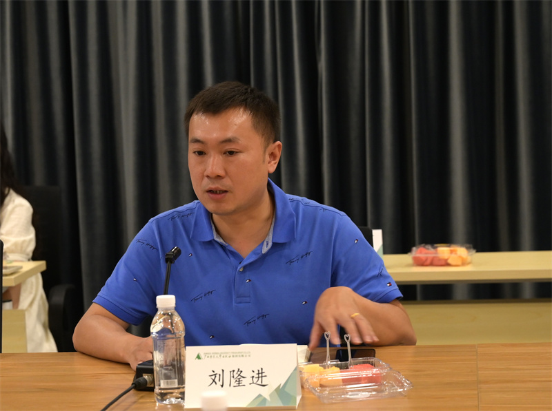 社科分社社長(cháng)劉隆進(jìn)發(fā)言.jpg