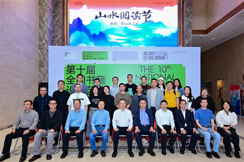 出席展覽開(kāi)幕式的領(lǐng)導、嘉賓合影.jpg