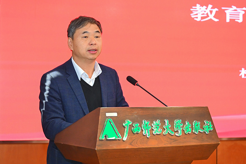 5.校黨委常委、副校長(cháng)黃文韜代表教育組作總結發(fā)言.jpg