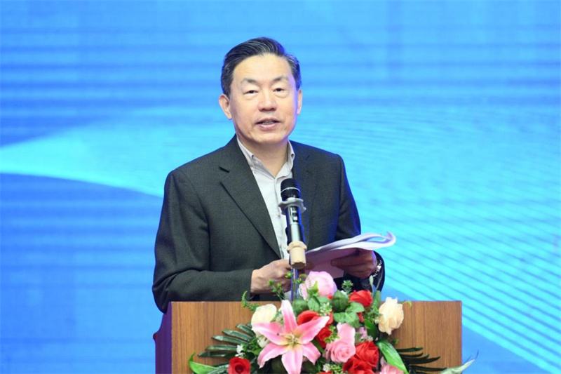 中國新聞出版研究院原副院長(cháng)、第六屆中國書(shū)刊發(fā)行業(yè)協(xié)會(huì )副理事長(cháng)、中華出版促進(jìn)會(huì )國際工委學(xué)術(shù)委員會(huì )主任委員范軍主持開(kāi)幕式.jpg