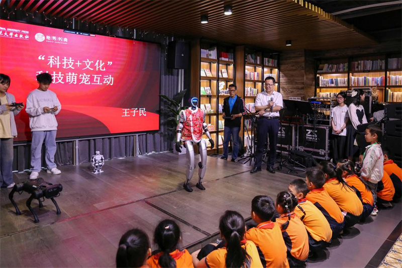 獨秀書(shū)房第三批閱讀導師王子民及團隊帶來(lái)智能機器人、機器狗與觀(guān)眾趣味互動(dòng).jpg