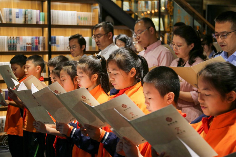 嘉賓代表、閱讀導師與現場(chǎng)觀(guān)眾共同參與經(jīng)典共讀.jpg