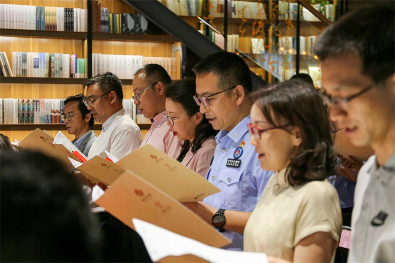 嘉賓代表、閱讀導師與現場(chǎng)觀(guān)眾共同參與經(jīng)典共讀(1).jpg