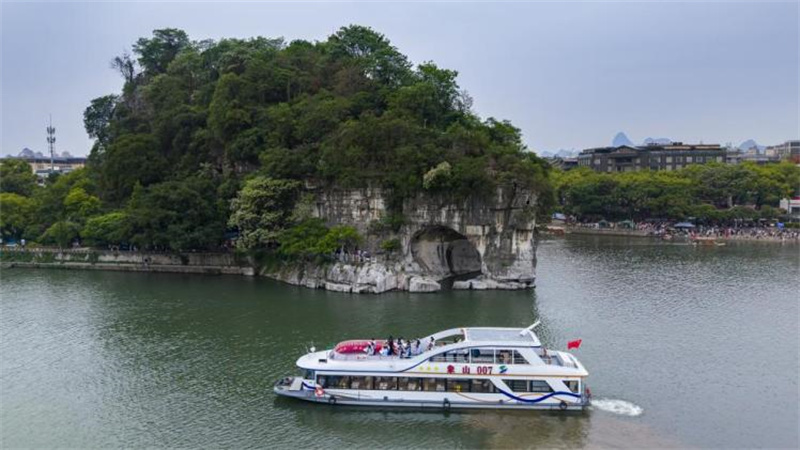 參與者齊聲吟誦《桂林山水》活動(dòng)現場(chǎng).jpg