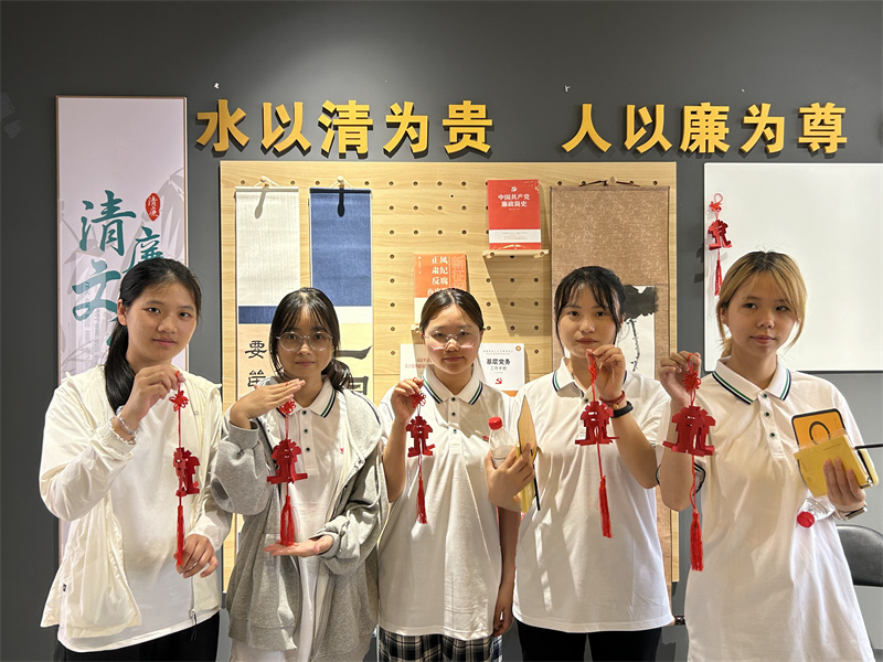 5.同學(xué)們在“獨秀清廉活動(dòng)室”完成“黨”字非遺剪紙.jpg