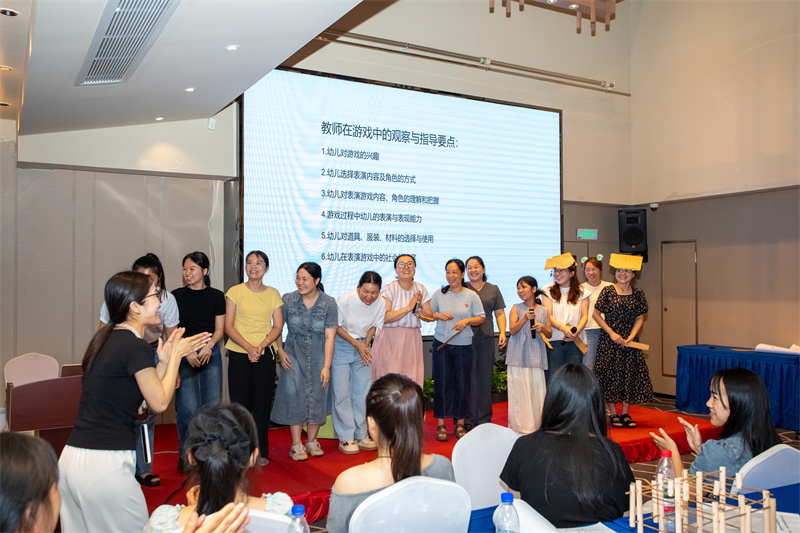 6老師們在“表演游戲”現場(chǎng)2.jpg