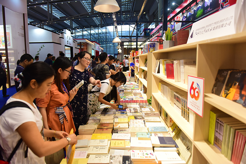 集團公司展位上人潮如流.jpg