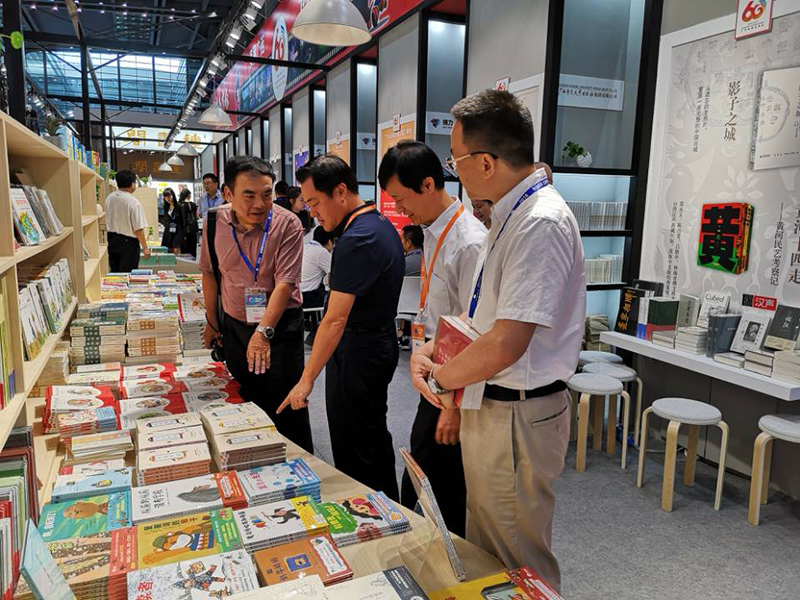 自治區政協(xié)科教文衛體委員會(huì )主任委員彭綱（左二），自治區新聞出版廣電局黨組成員、副局長(cháng)朱為范（右二）到集團公司展位視察.jpg