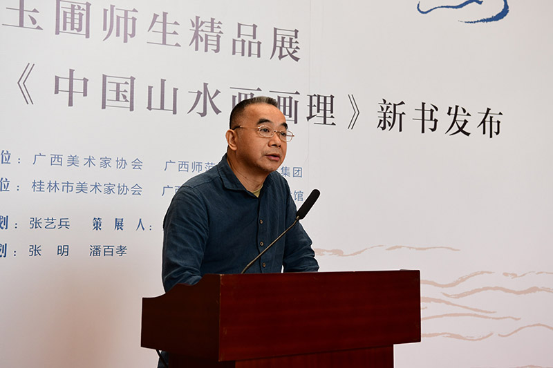 3.廣西美術(shù)家協(xié)會(huì )副主席、桂林市美術(shù)家協(xié)會(huì )主席張賢致辭（李顯楊攝）.JPG