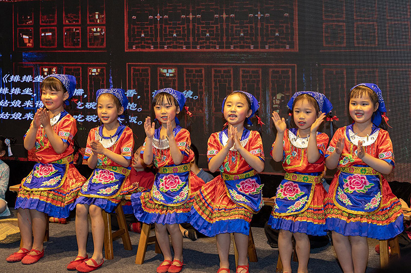聯(lián)盟成員單位廣西師范大學(xué)實(shí)驗幼兒園學(xué)生表演《桂林童謠》 黃珊虎 攝.jpg
