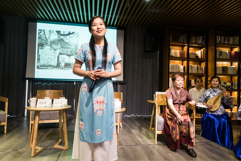 3陸絮彬現場(chǎng)演唱《漓江煙雨》，何紅玉打碟（落霞攝）.png