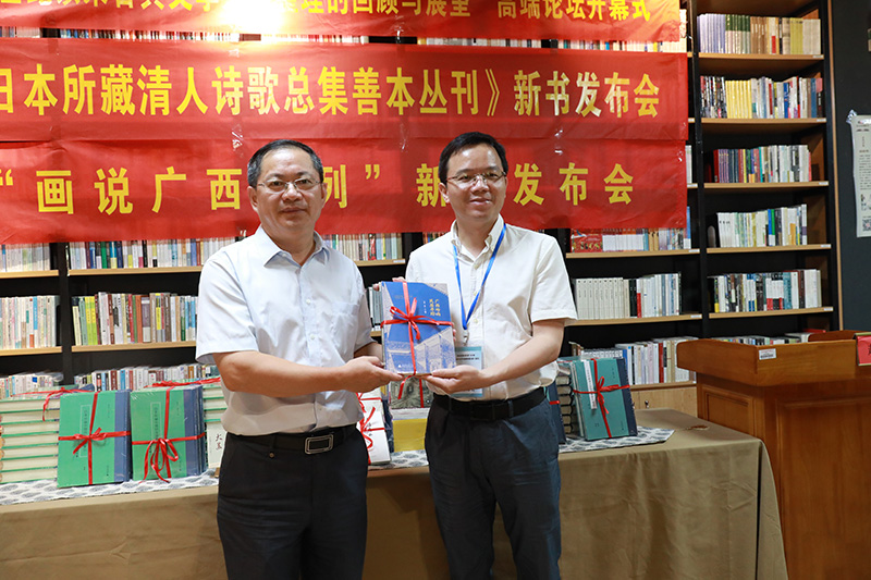 廣西師范大學(xué)出版社向玉林師范學(xué)院贈書(shū)（孔小東攝）.jpg