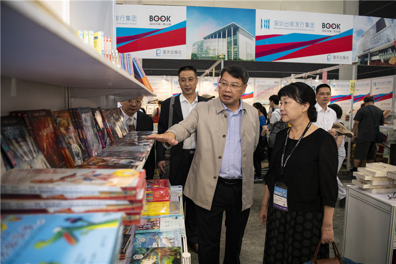 自治區黨委宣傳部副部長(cháng)、自治區新聞出版局（版權局）局長(cháng)呂潔視察集團公司展位_副本.jpg