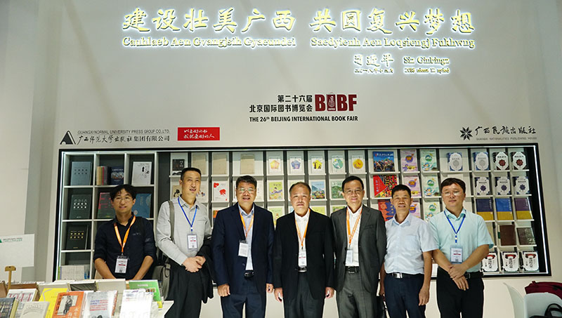 校黨委副書(shū)記趙鐵（中）在集團公司廣西展團展位視察（陳子鋒攝）.JPG