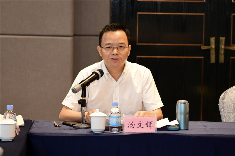 廣西師大出版社集團黨委副書(shū)記、總編輯湯文輝主持會(huì )議.jpg