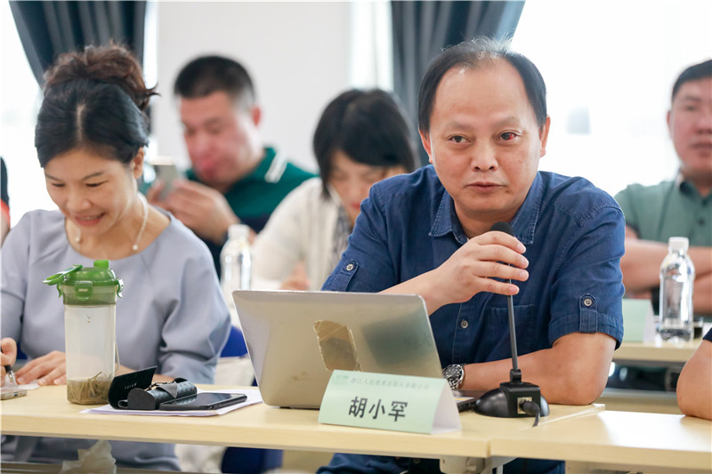 浙江人民美術(shù)出版社社長(cháng)胡小罕分享浙江人美的市場(chǎng)選擇與實(shí)踐經(jīng)驗.jpg