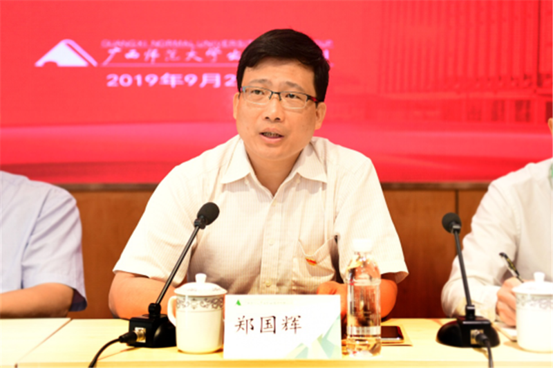 鄭國輝代表學(xué)校督導組作指導講話(huà).png