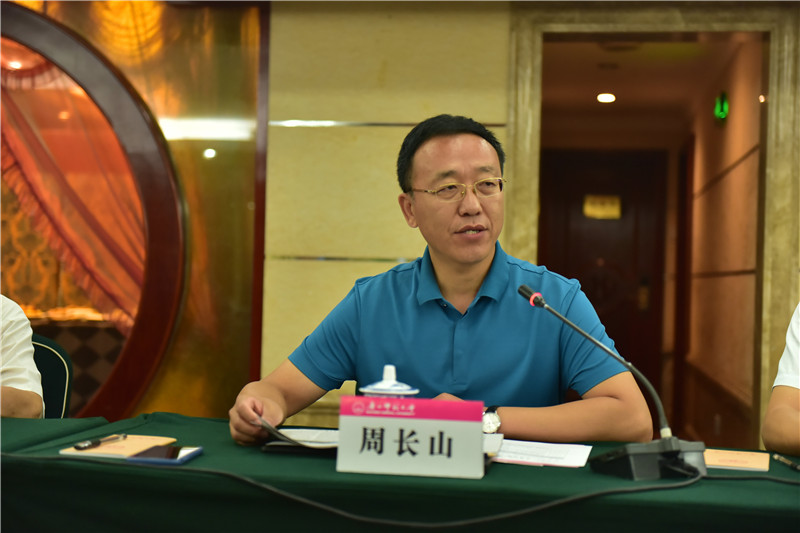 廣西師范大學(xué)教務(wù)處處長(cháng)、《廣西通史》（十卷本）主編周長(cháng)山教授介紹編撰情況（郭倩 攝）.JPG