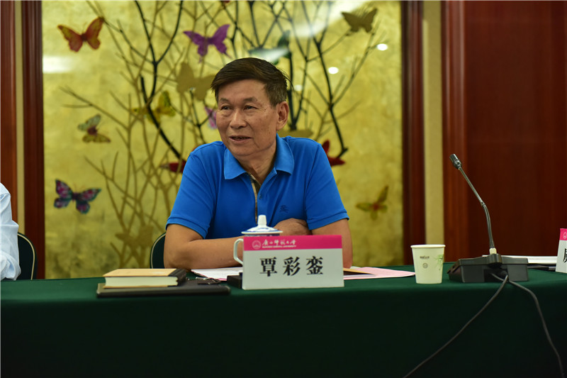 廣西壯學(xué)會(huì )會(huì )長(cháng)、廣西民族研究中心研究員覃彩鑾發(fā)言（郭倩 攝）.JPG