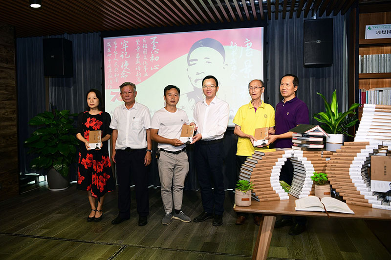 向灌陽(yáng)縣史志辦、縣新華書(shū)店、唐景崧后人代表贈書(shū)（左起灌陽(yáng)縣史志辦主任史秋瑩，作者文崇禮，灌陽(yáng)縣新華書(shū)店經(jīng)理劉毅，廣西師大出版社黨委副書(shū)記、總編輯湯文輝，唐氏后人代表唐國光，桂林市政協(xié)副主席王德明）（李顯楊攝）.JPG