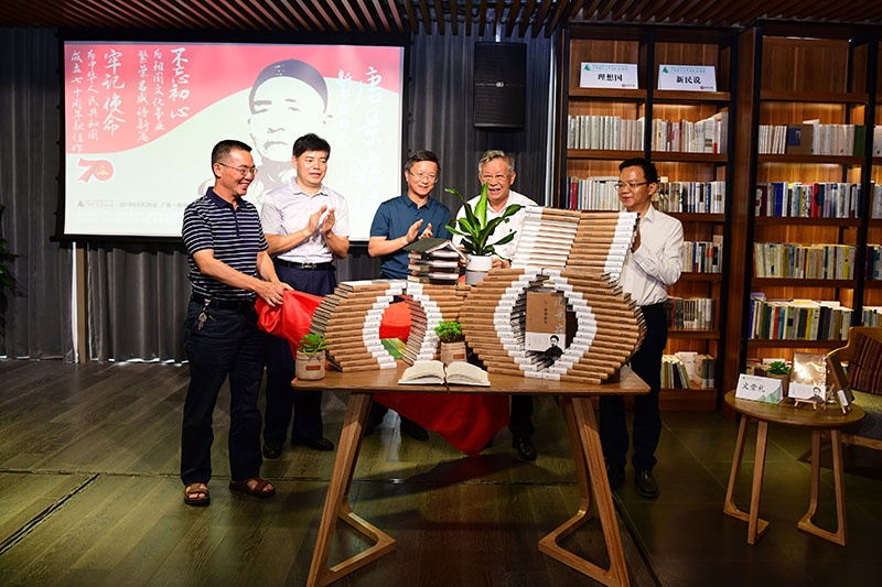 新書(shū)揭幕（左起灌陽(yáng)縣人大常委會(huì )副主任袁高明，廣西師大校黨委常委、紀委書(shū)記莫坷，桂林市社科聯(lián)主席隆斌，作者文崇禮，廣西師大出版社黨委副書(shū)記、總編輯湯文輝）（李顯楊攝）.JPG